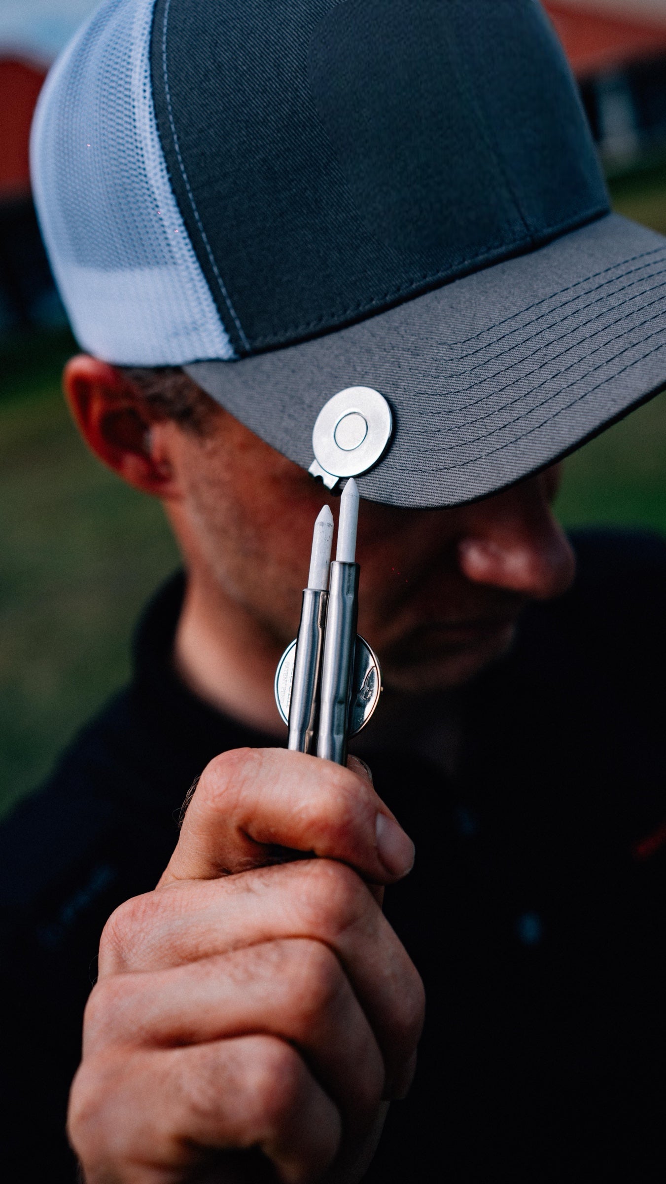 ティークリップ®: 米国製 | マグネット式ゴルフティーホルダー | ティー2本用ダブルバレル、ボールマーカー、パッティングアライメントツール、ディボットフィクサー